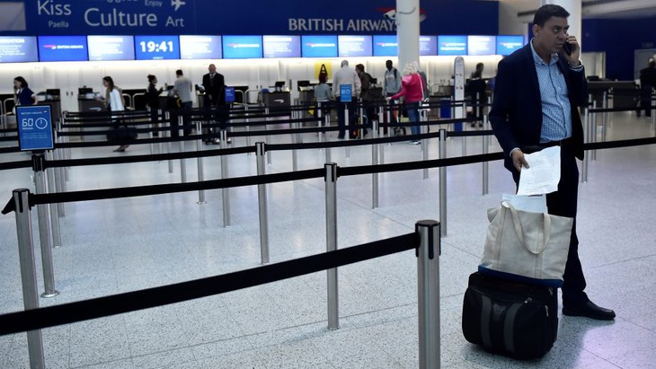 Hỗn loạn tại nhiều sân bay quốc tế do trục trặc hệ thống check-in - Ảnh 1.