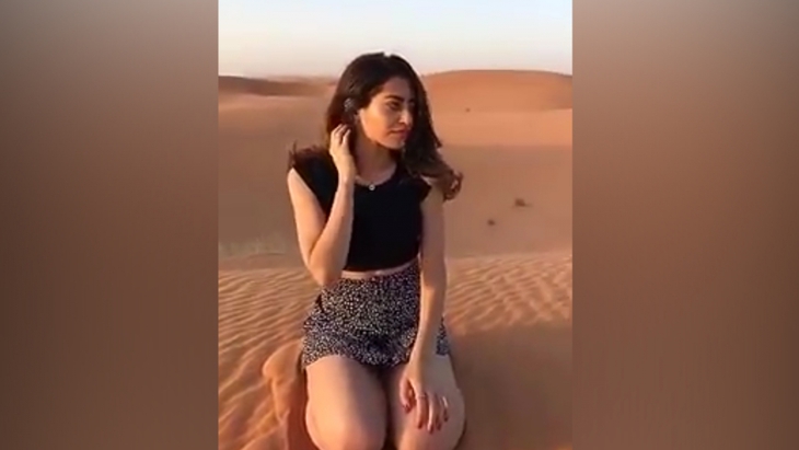 Saudi Arabia thả cô gái chân dài, váy ngắn - Ảnh 1.